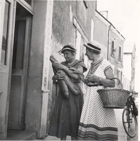 Helen Keller and Polly Thomson in Paris, 1952. Keller is holding baguettes.