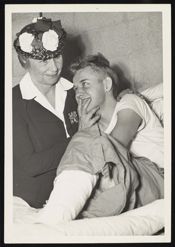 Helen Keller with a wounded soldier