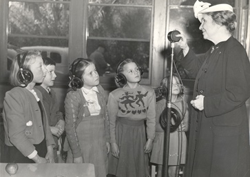 Helen meets with schoolchildren in Adelaide, Australia